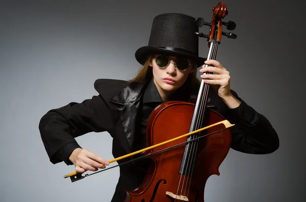 Vrouw spelen klassieke cello in muziek concept — Stockfoto