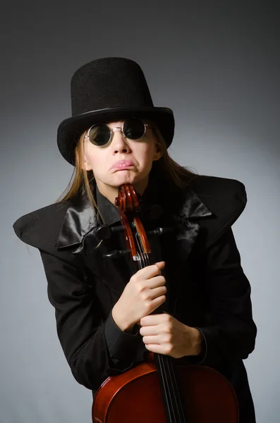 Frau spielt klassisches Cello im Musikkonzept — Stockfoto