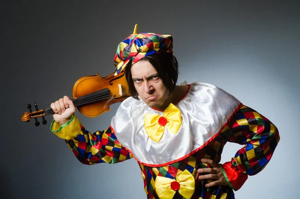 Buffo suonatore di violino clown nel concetto musicale — Foto Stock