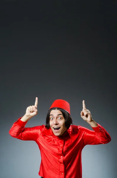 Man bär röd fez hatt — Stockfoto