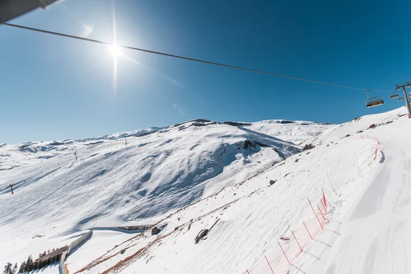 Ski levanta durações dia de inverno brilhante — Fotografia de Stock