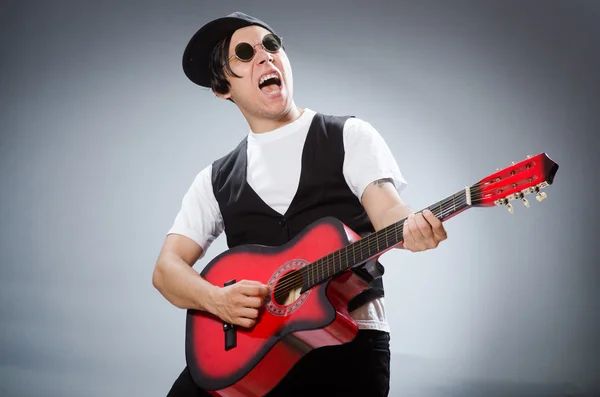 Grappige gitarist in muzikaal concept — Stockfoto