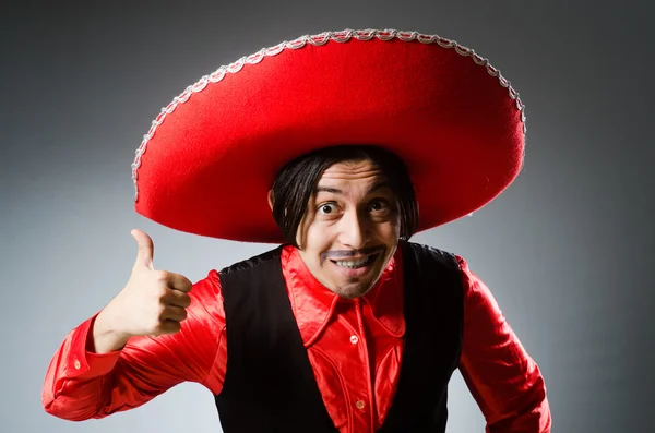 Persona que usa sombrero sombrero en concepto divertido — Foto de Stock