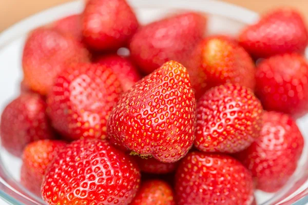 Erdbeeren auf der Auslage arrangiert — Stockfoto