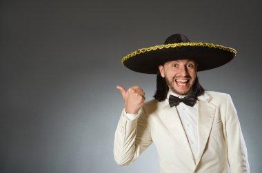 Şapka takan kişi komik bir konsept.