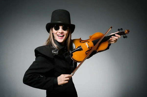 Frau spielt klassische Geige in Musikkonzept — Stockfoto