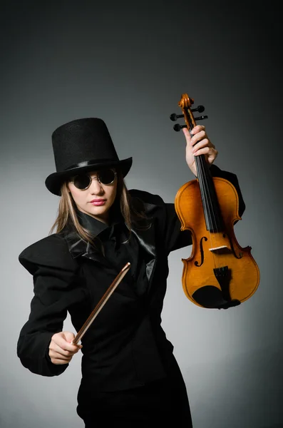 Kvinna som spelar klassisk fiol musik koncept — Stockfoto