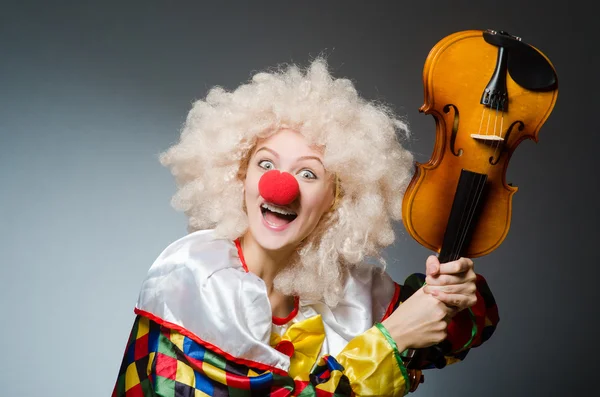 Clown in lustigem Konzept auf grauem Hintergrund — Stockfoto