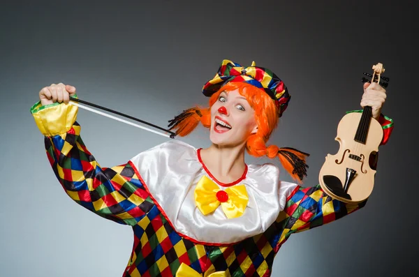 Clown in grappige concept op grijze achtergrond — Stockfoto