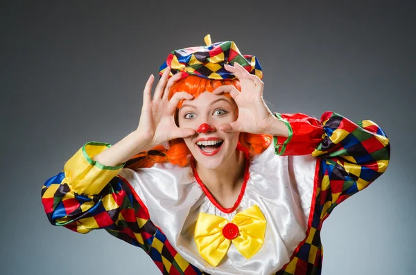 Clown en concept drôle sur fond gris — Photo