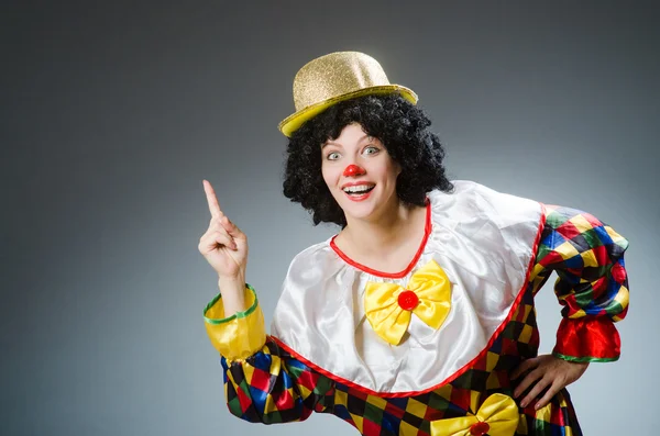 Clown in grappige concept op grijze achtergrond — Stockfoto