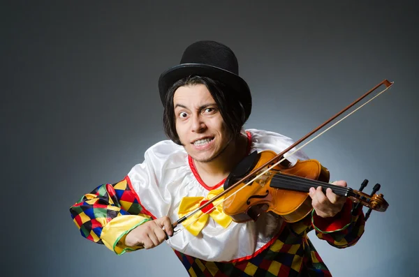 Buffo suonatore di violino clown nel concetto musicale — Foto Stock