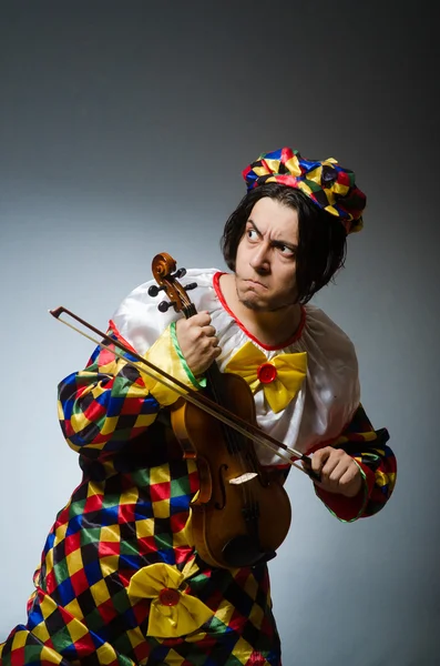 Jogador de palhaço de violino engraçado no conceito musical — Fotografia de Stock