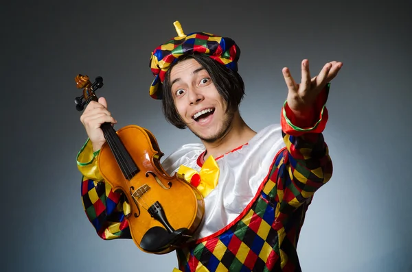 Grappige viool clown speler in muzikaal concept — Stockfoto