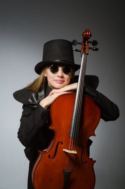Müzik konsepti içinde klasik Çello çalan kadın