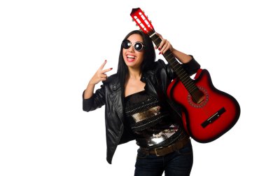 Beyaz tenli gitar çalan kadın