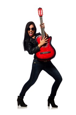 Beyaz tenli gitar çalan kadın