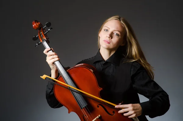 Frau spielt klassisches Cello im Musikkonzept — Stockfoto