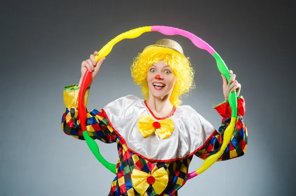 Payaso en concepto divertido sobre fondo oscuro —  Fotos de Stock