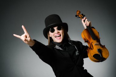 Müzik konsepti içinde klasik Keman çalmaya kadın