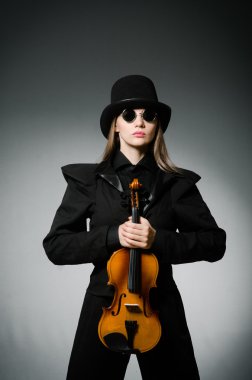 Müzik konsepti içinde klasik Keman çalmaya kadın