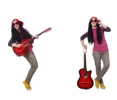 Hipste gitar çalan beyaz izole