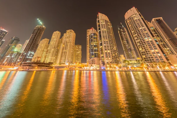 Dubai - 10 januari 2015: Marina district op 10 januari in de Verenigde Arabische Emiraten, Dubai. Marina district is populair woonwijk in Dubai — Stockfoto