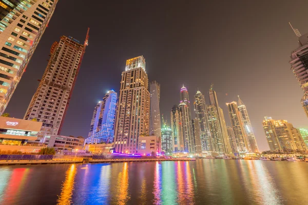 Dubaï - 10 JANVIER 2015 : Quartier Marina le 10 janvier aux EAU, Dubaï. Marina district est quartier résidentiel populaire à Dubaï — Photo