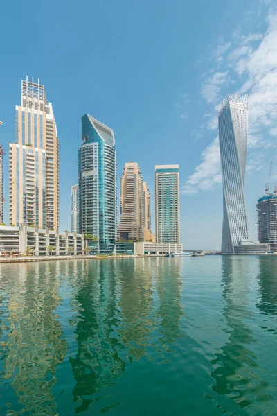 Dubai - AUGUST 9, 2014: Dubai Marina kerület augusztus 9-én az Egyesült Arab Emírségekben. Dubai gyorsan fejlődő város a Közel-Keleten — Stock Fotó