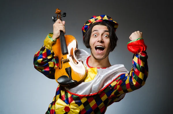 Vicces bohóc hegedűművész zenei koncepció — Stock Fotó
