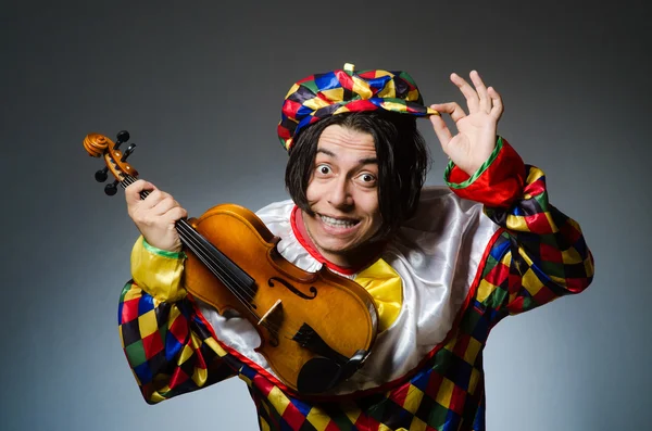 Rolig clown fiolspelare i musikkoncept — Stockfoto