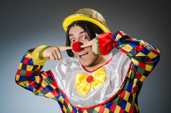 Lustiger Clown vor dunklem Hintergrund — Stockfoto