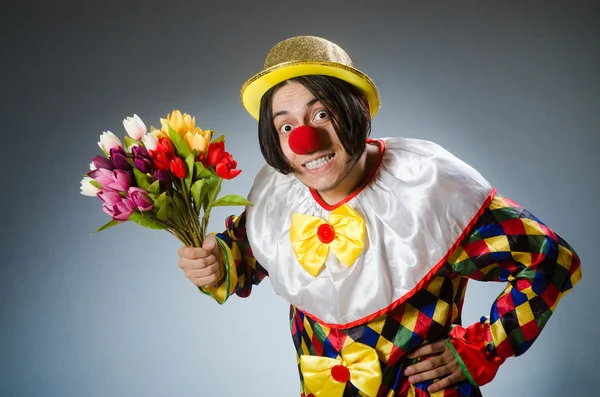Клоун с цветами тюльпана в смешной концепции — стоковое фото