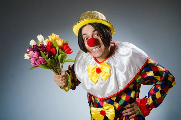 Clown mit Tulpenblumen in lustigem Konzept — Stockfoto