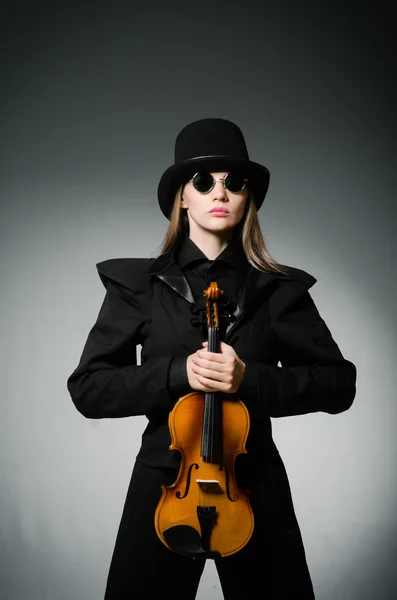 Mujer tocando violín clásico en concepto de música —  Fotos de Stock