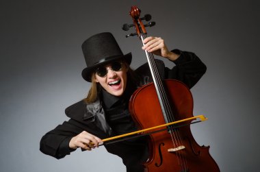 Müzik konsepti içinde klasik Çello çalan kadın