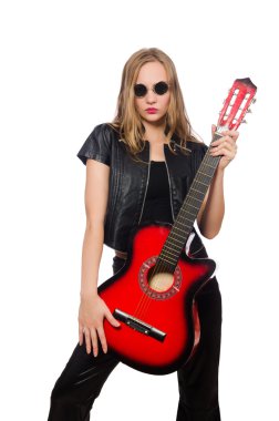 Genç kadın gitar çalan beyaz izole