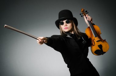 Müzik konsepti içinde klasik Keman çalmaya kadın