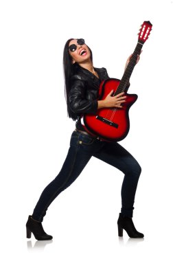 Beyaz tenli gitar çalan kadın