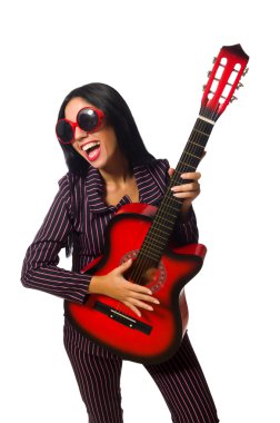 Kadın gitarist beyaz üzerine izole