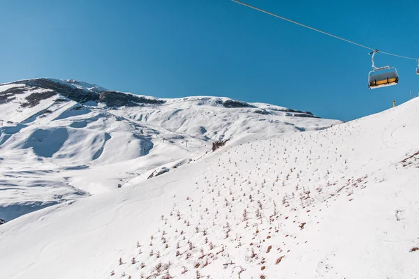 Impianti di risalita durata luminosa giornata invernale — Foto Stock