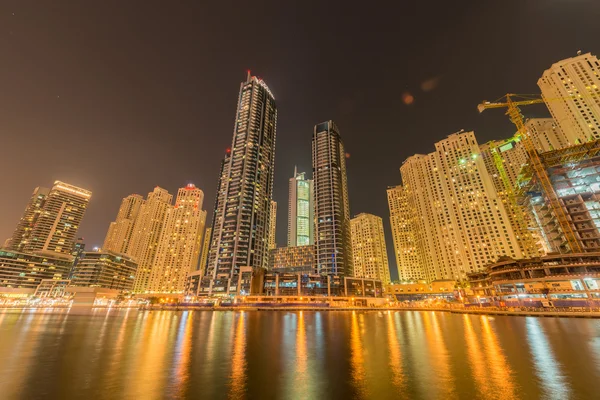 Dubai - 9 sierpnia 2014: Dzielnica Dubai Marina 9 sierpnia w Zjednoczonych Emiratach Arabskich. Dubaj szybko rozwija się na Bliskim Wschodzie — Zdjęcie stockowe