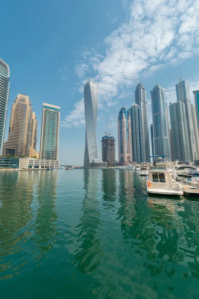 Dubai - 9 de agosto de 2014: Distrito de Dubai Marina el 9 de agosto en Emiratos Árabes Unidos. Dubai está desarrollando rápidamente la ciudad en Oriente Medio —  Fotos de Stock