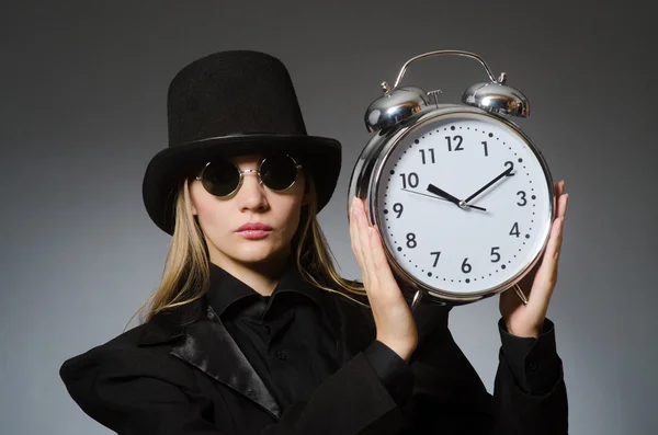 Frau mit Uhr im Geschäftskonzept — Stockfoto