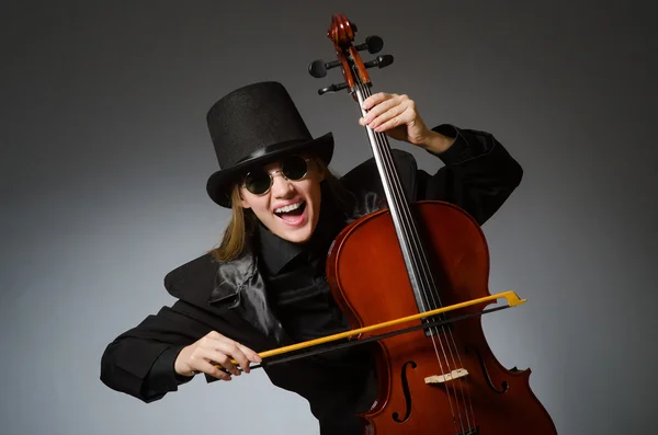 Mujer tocando violonchelo clásico en concepto de música —  Fotos de Stock