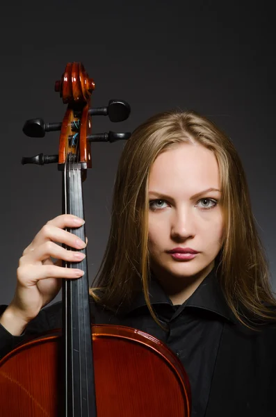 Женщина играет классическую виолончель в музыкальной концепции — стоковое фото