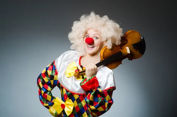 Clown in grappig concept op donkere achtergrond — Stockfoto