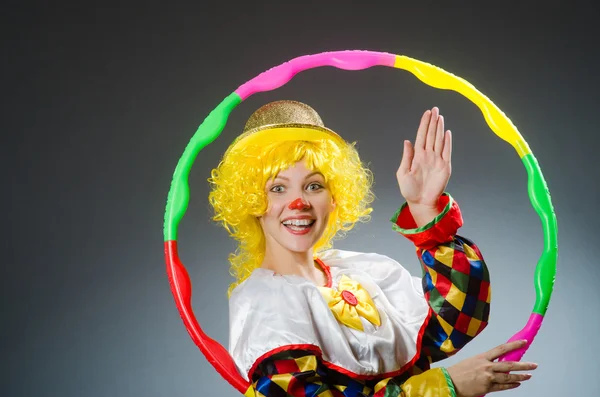 Clown in grappig concept op donkere achtergrond — Stockfoto