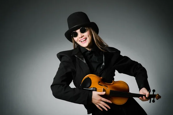 Mujer tocando violín clásico en concepto de música —  Fotos de Stock