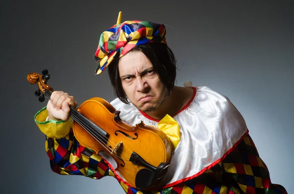 Grappige viool clown speler in muzikaal concept — Stockfoto